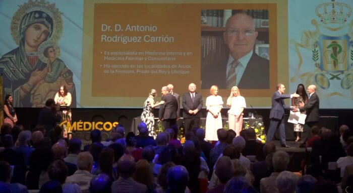Entrega del premio al Dr. Antonio Rodríguez Carrión