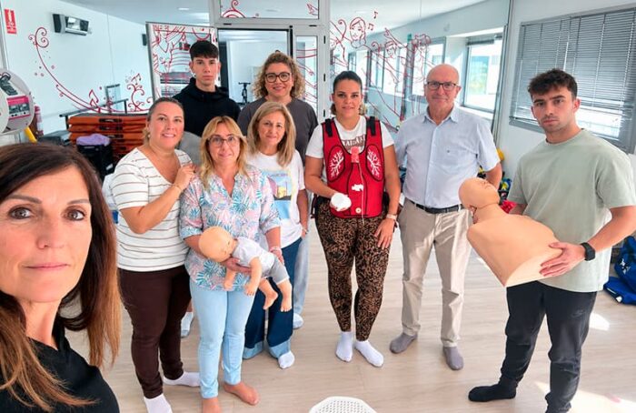 Participantes en el Taller Práctico de Primeros Auxilios celebrado el 24 de octubre de 2026 en la Piscina Cubierta Municipal de Ubrique